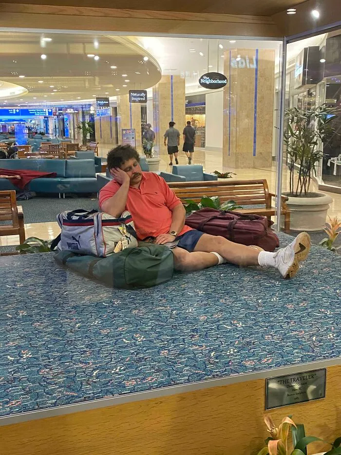 Escultura realista titulada "El Viajero" en el Aeropuerto Internacional de Orlando