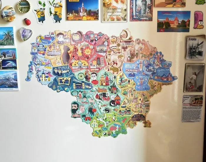 Lituania ha creado un mapa de imanes en el que cada uno de ellos sólo puede encontrarse en una región específica, para impulsar el turismo, concretamente el turismo local. (Fuente: Demilked)