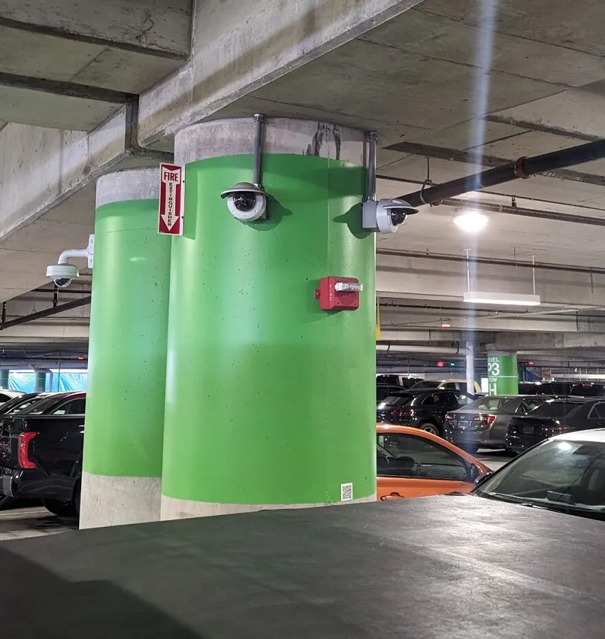 Un poste de aspecto atrevido en el estacionamiento del aeropuerto de Nashville