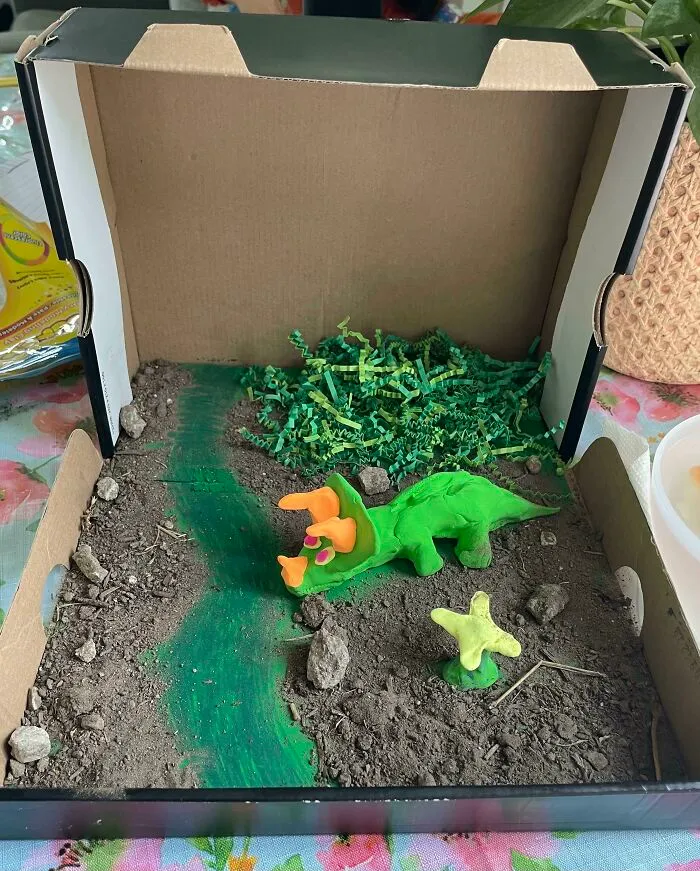 Cuando pasas tiempo de calidad con tu hijo de 7 años trabajando en su diorama de dinosaurio para la escuela, pero tu esposa llega a casa y dice que es horrible