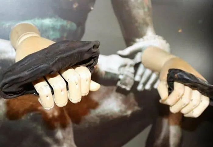 El único ejemplo que se conserva de los guantes de boxeo romanos "Cestus"