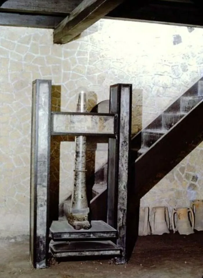 Foto de 1961 de una prensa de tornillo utilizada para planchar ropa de la Bottega Del Lanarius o Taller de Lanarius en Herculano. Fue el único artefacto hallado en el taller, junto con los túneles borbónicos. No existen otros ejemplos