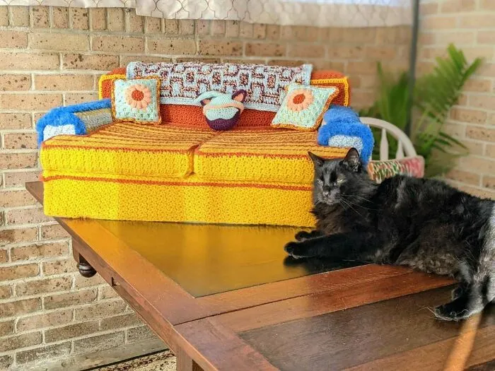 Sofá que hice específicamente para mi gato de tamaño XL. ¡La mayoría de los muebles para gatos son demasiado pequeños para él, así que lo hice completo con las almohadillas, la manta, la máscara del ojo y un gorro de dormir! ¡Disfrutadlo!