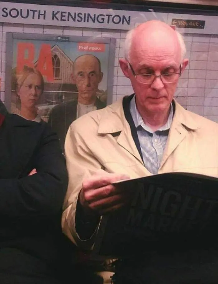 30 Sorprendentes y surrealistas "fallos en Matrix" con gente sentada bajo carteles del metro que se les parecen