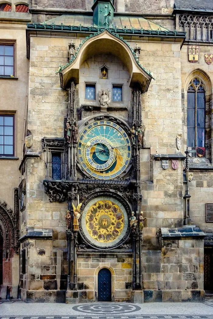 El reloj astrológico más antiguo que aún funciona está en Praga y tiene 600 años