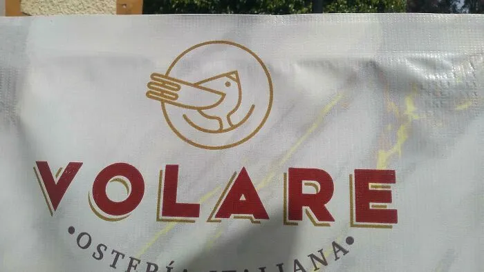 El pájaro en este logo parece una persona usando un sombrero y vomitando
