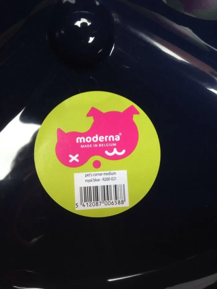 Se supone que el logotipo de esta empresa de artículos para mascotas es un gato y un perro, pero lo que yo veo es un pájaro muerto