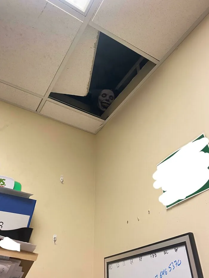 Hay un panel movido en el trabajo por alguna razón. Ha estado movido por casi dos semanas. Decidí divertirme con él