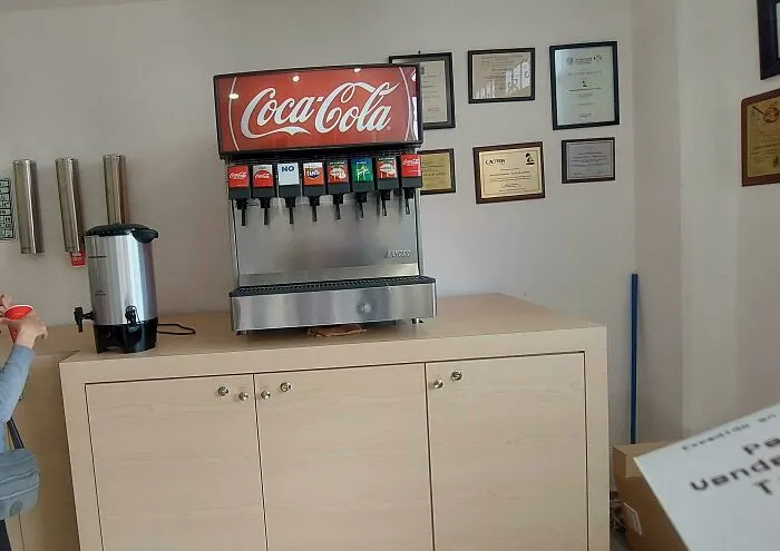 Este consultorio odontológico tiene una máquina de refrescos gratuitos y café en el vestíbulo 