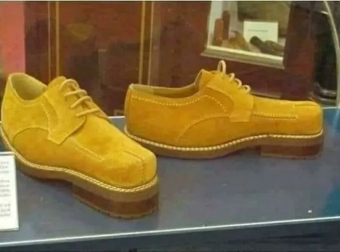 Un par de zapatos utilizados por los espías aliados durante la Segunda Guerra Mundial tiene el tacón invertido para despistar a los alemanes que seguían sus rastros y los dirigían en una dirección completamente opuesta