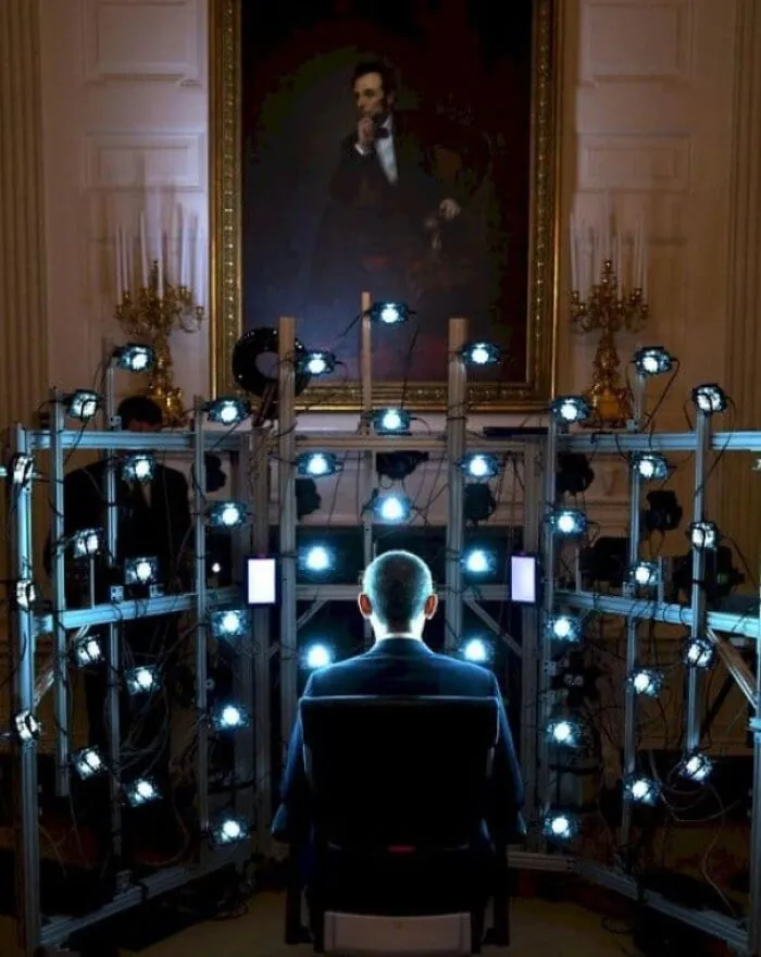El presidente Obama posando para el primer retrato presidencial en 3D de la historia