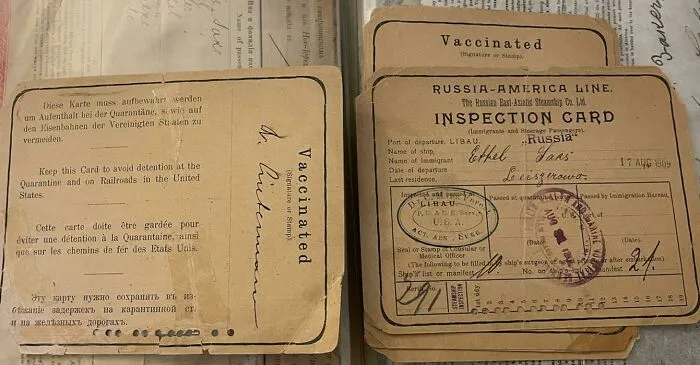 Tarjetas de vacunación de hace 112 años. Como verán, no causaron el colapso de la sociedad