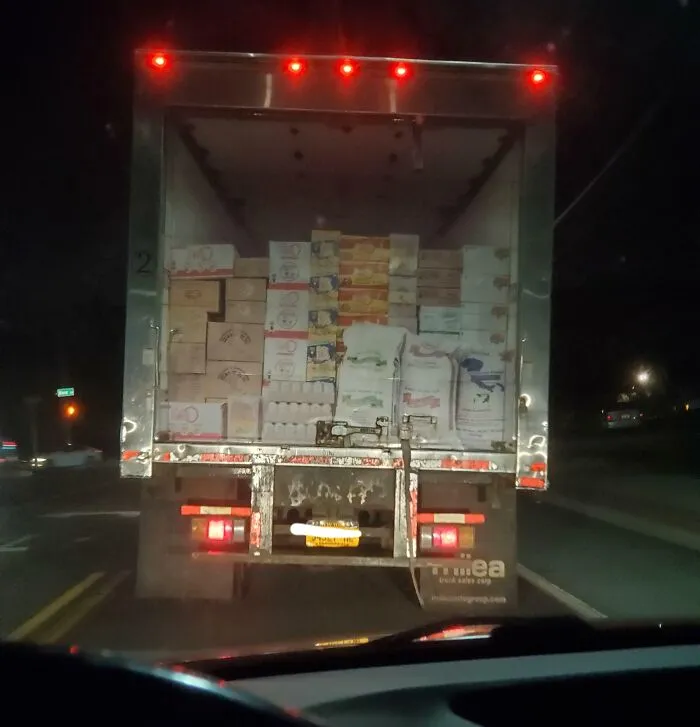 La forma en que este camión está pintado para que parezca que está abierto
