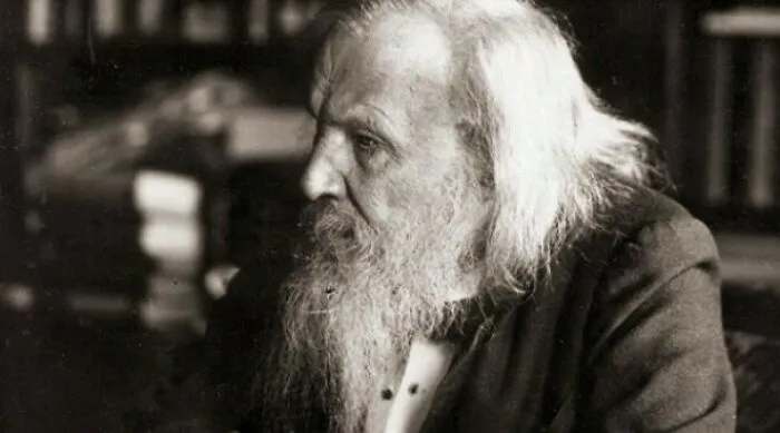 En 1850, Dmitri Mendeleev recorrió a pie casi mil kilómetros hasta Moscú para inscribirse en la Universidad de Moscú. Aunque no fue aceptado, caminó hasta San Petersburgo, donde fue aceptado, y con esa educación desarrolló la tabla periódica de los elementos