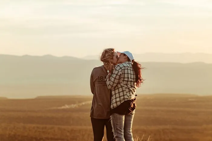 Estas 18 personas compartieron sus experiencias al estar en una relación con alguien con el que tenían una gran diferencia de edad