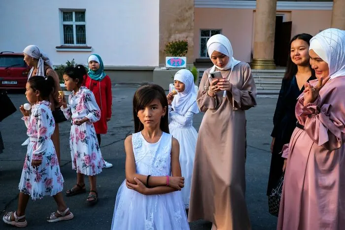 30 Times This Photographer Captured The Unfiltered Moments Of Daily Life (New Pics)