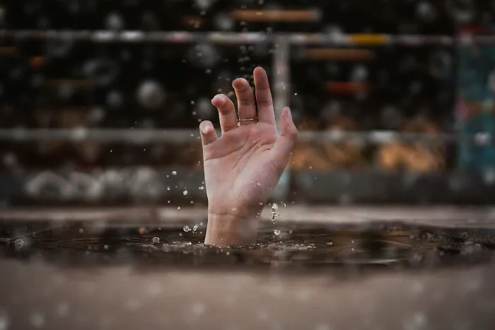 30 Life-Saving Tips To Remember In Times Of Crisis, According To Folks Online