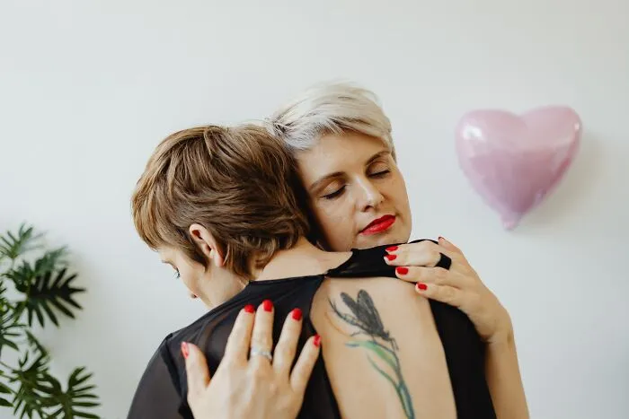 Estas 18 personas compartieron sus experiencias al estar en una relación con alguien con el que tenían una gran diferencia de edad