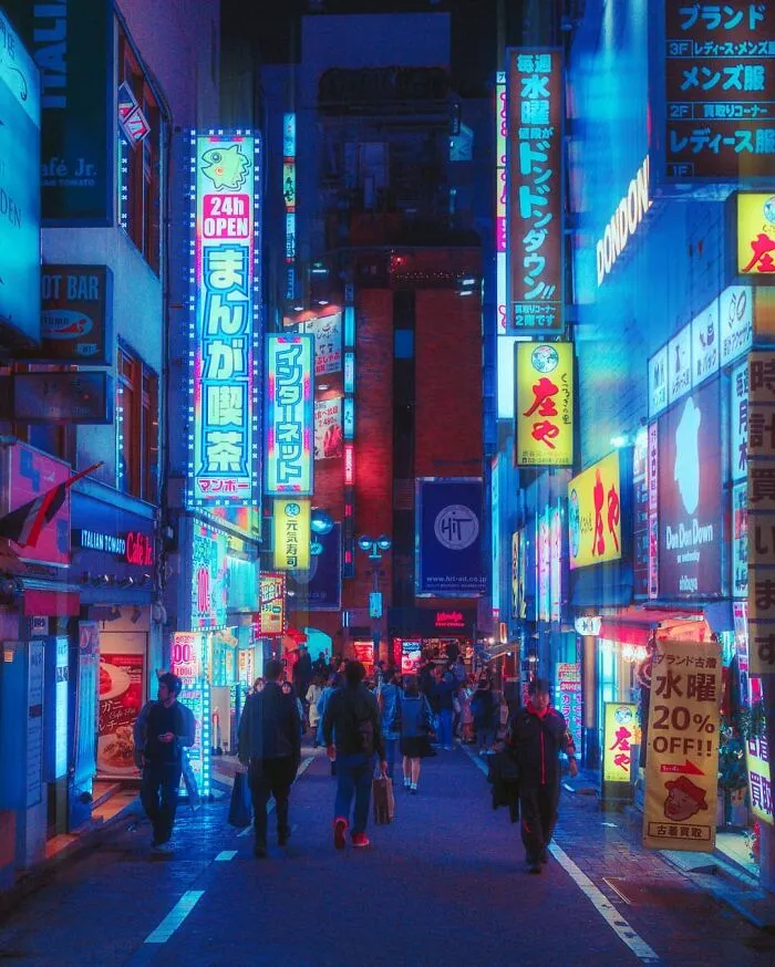 Exploré los callejones nocturnos de Tokio bajo las luces de neón y estas son 30 de las imágenes que tomé