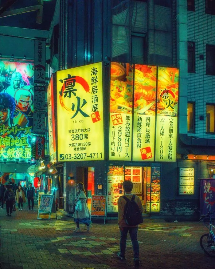 Exploré los callejones nocturnos de Tokio bajo las luces de neón y estas son 30 de las imágenes que tomé