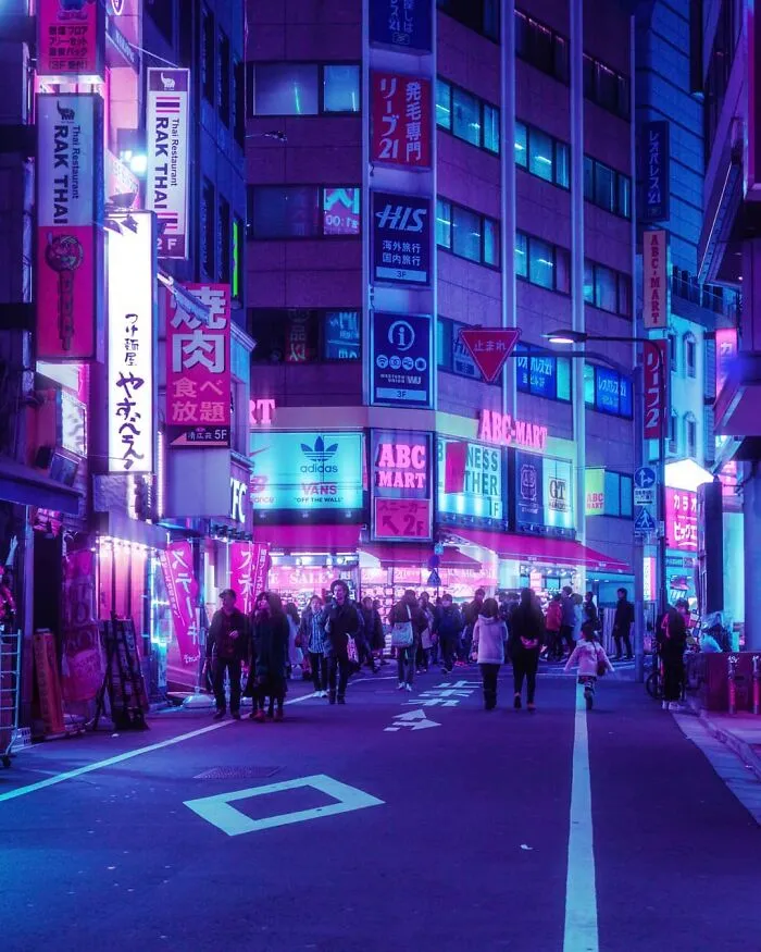 Exploré los callejones nocturnos de Tokio bajo las luces de neón y estas son 30 de las imágenes que tomé