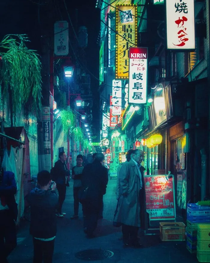 Exploré los callejones nocturnos de Tokio bajo las luces de neón y estas son 30 de las imágenes que tomé