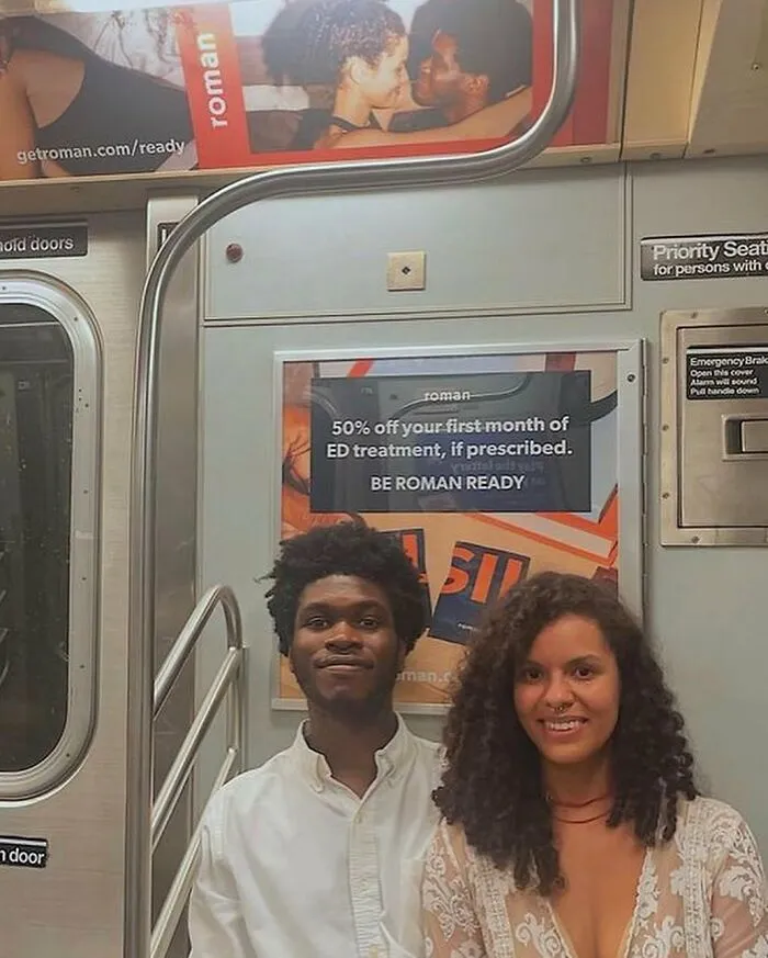 30 Sorprendentes y surrealistas "fallos en Matrix" con gente sentada bajo carteles del metro que se les parecen