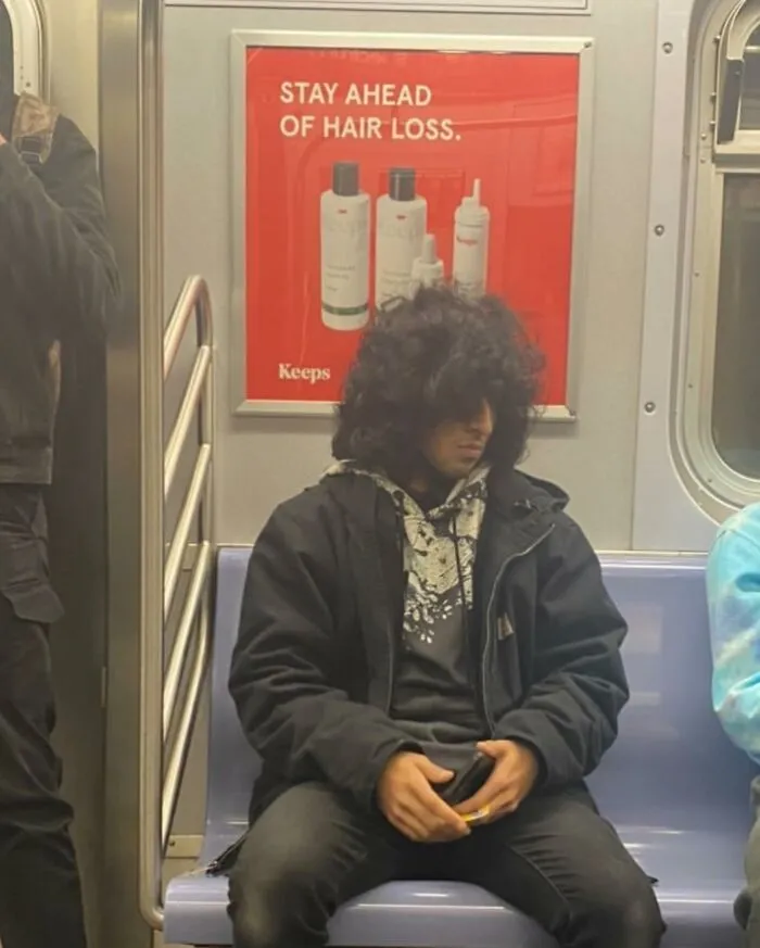 30 Sorprendentes y surrealistas "fallos en Matrix" con gente sentada bajo carteles del metro que se les parecen