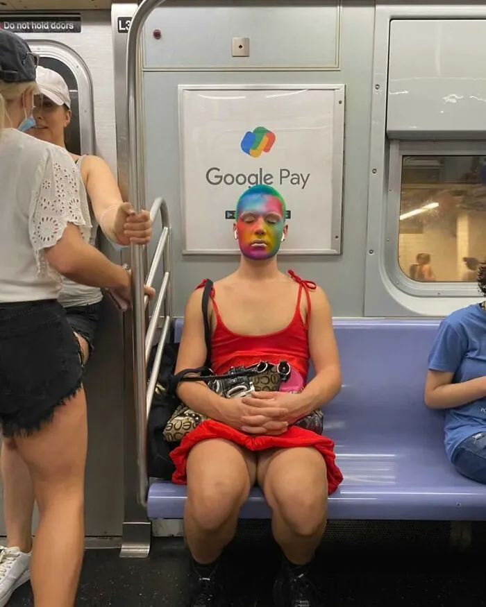 30 Sorprendentes y surrealistas "fallos en Matrix" con gente sentada bajo carteles del metro que se les parecen