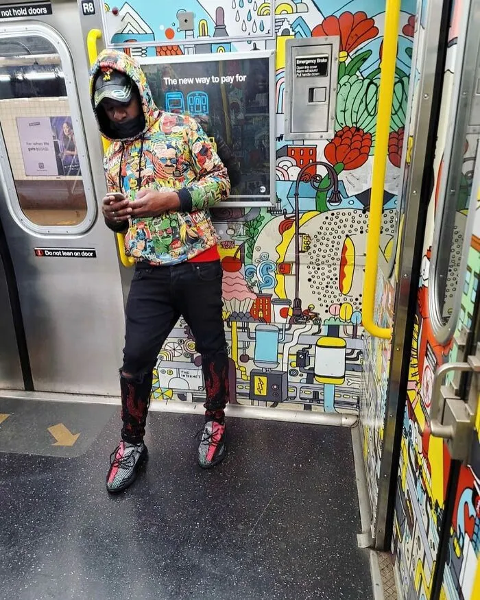 30 Sorprendentes y surrealistas "fallos en Matrix" con gente sentada bajo carteles del metro que se les parecen