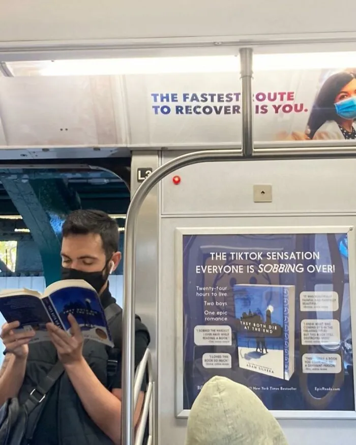 30 Sorprendentes y surrealistas "fallos en Matrix" con gente sentada bajo carteles del metro que se les parecen