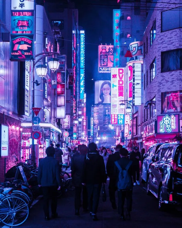 Exploré los callejones nocturnos de Tokio bajo las luces de neón y estas son 30 de las imágenes que tomé