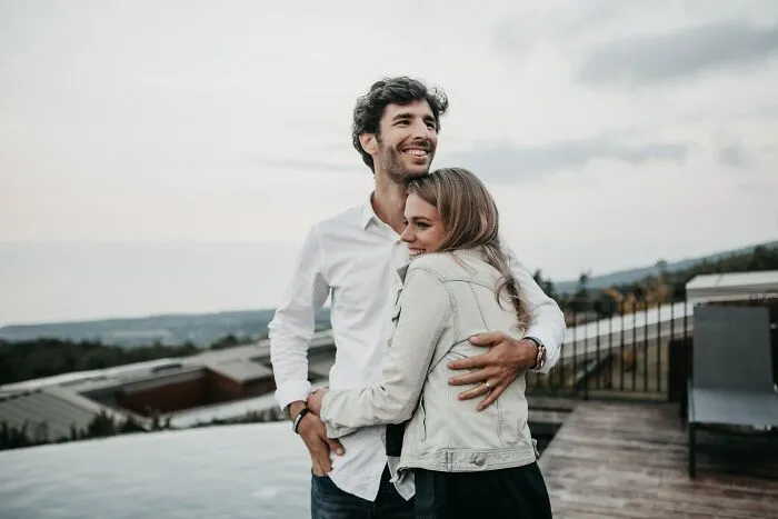 Estas 18 personas compartieron sus experiencias al estar en una relación con alguien con el que tenían una gran diferencia de edad
