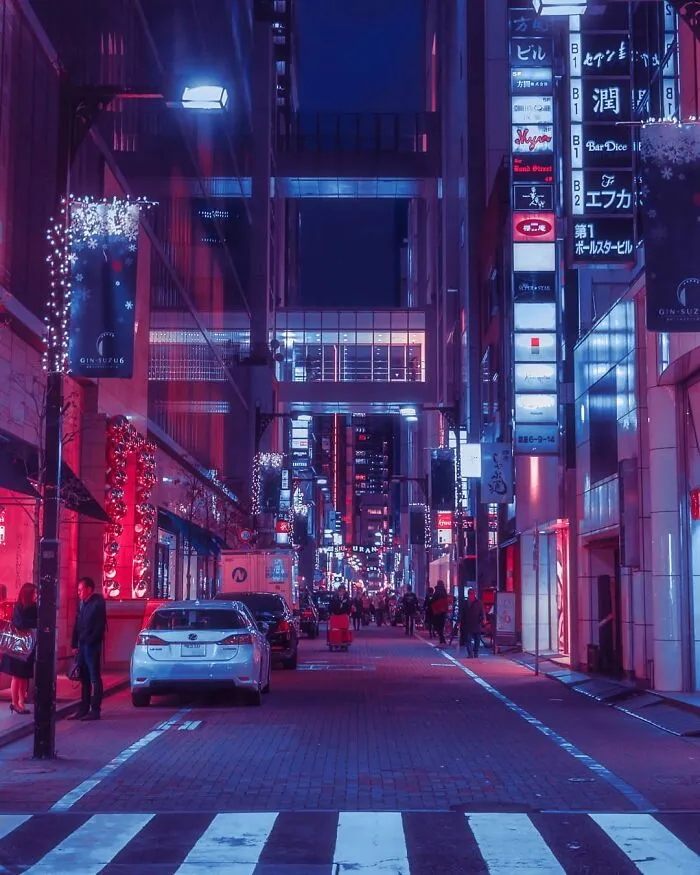 Exploré los callejones nocturnos de Tokio bajo las luces de neón y estas son 30 de las imágenes que tomé