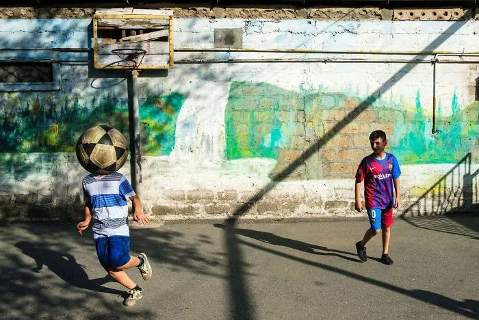 30 Times This Photographer Captured The Unfiltered Moments Of Daily Life (New Pics)
