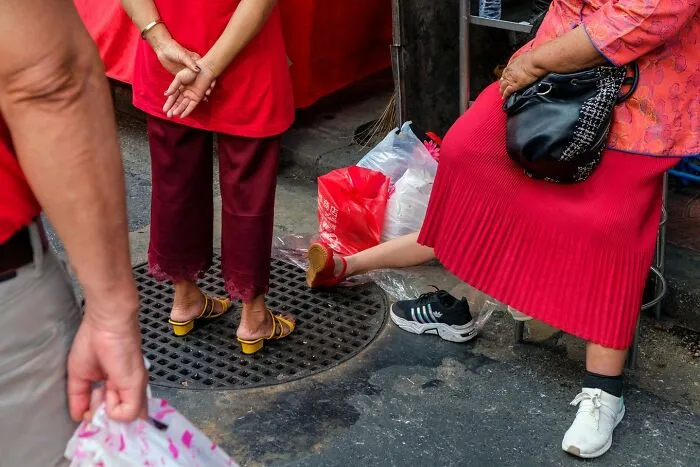 30 Times This Photographer Captured The Unfiltered Moments Of Daily Life (New Pics)