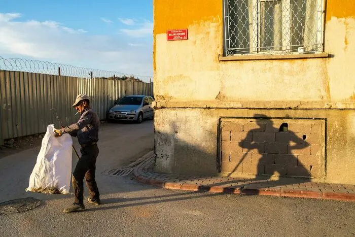 30 Times This Photographer Captured The Unfiltered Moments Of Daily Life (New Pics)