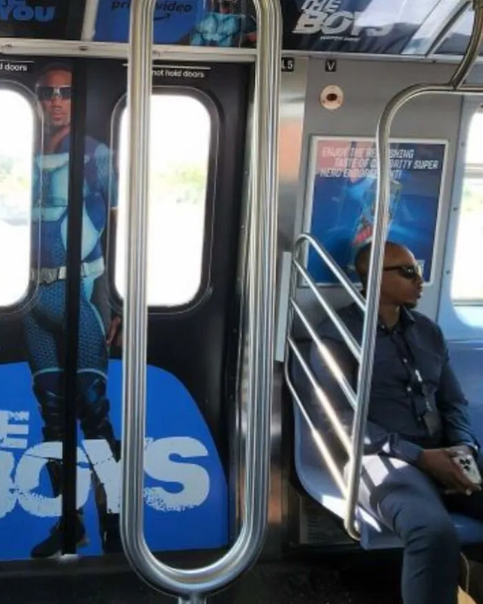 30 Sorprendentes y surrealistas "fallos en Matrix" con gente sentada bajo carteles del metro que se les parecen