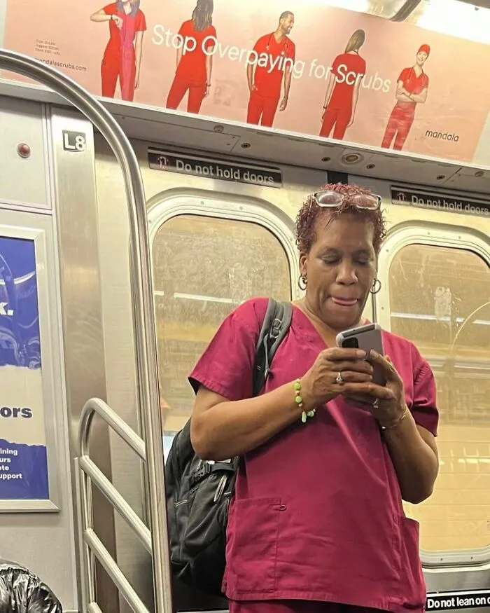 30 Sorprendentes y surrealistas "fallos en Matrix" con gente sentada bajo carteles del metro que se les parecen