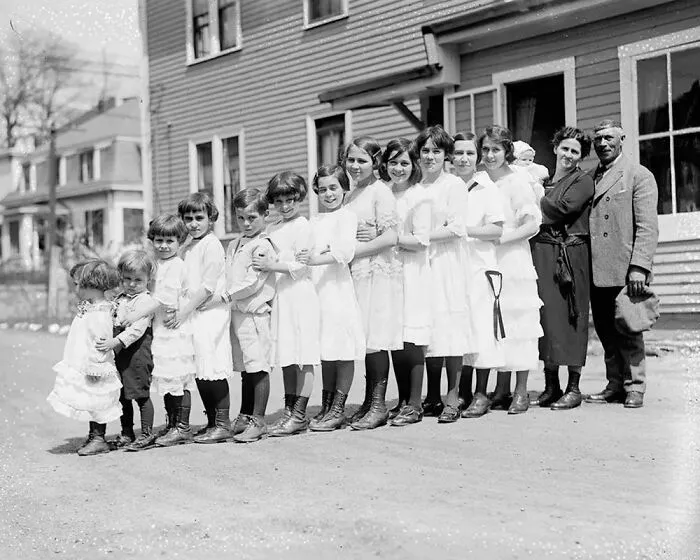 Los Noonan, una familia de 15 personas viviendo en 1920. Lawrence, Massachusetts