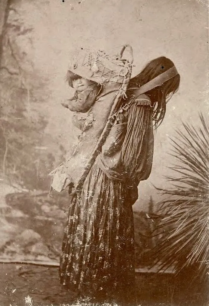 Una mujer y un niño apaches. Fort Apache, Arizona, 1898