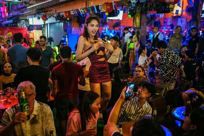 30 Times This Photographer Captured The Unfiltered Moments Of Daily Life (New Pics)