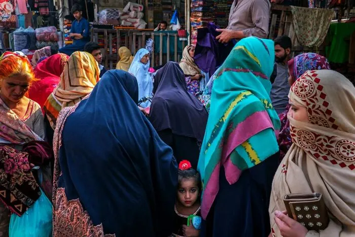 30 Times This Photographer Captured The Unfiltered Moments Of Daily Life (New Pics)
