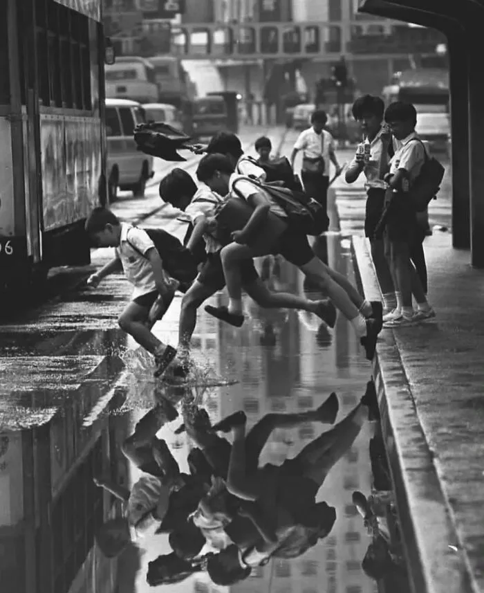 Una cuenta de Instagram sube fotografías urbanas que captan incidentes y encuentros aleatorios dentro de lugares públicos (30 nuevas fotos)
