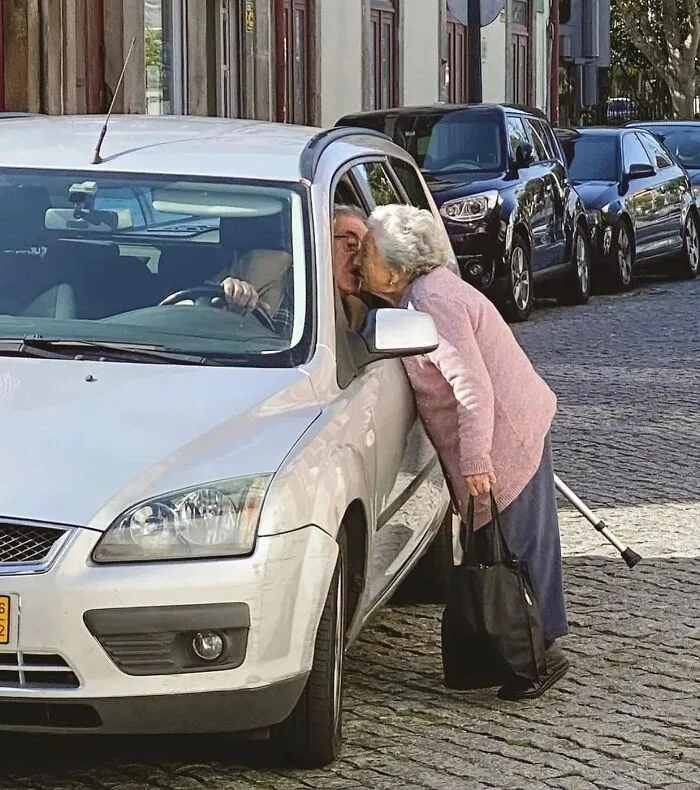 Una cuenta de Instagram sube fotografías urbanas que captan incidentes y encuentros aleatorios dentro de lugares públicos (30 nuevas fotos)