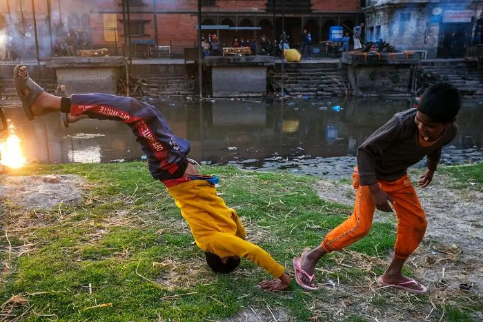 30 Times This Photographer Captured The Unfiltered Moments Of Daily Life (New Pics)