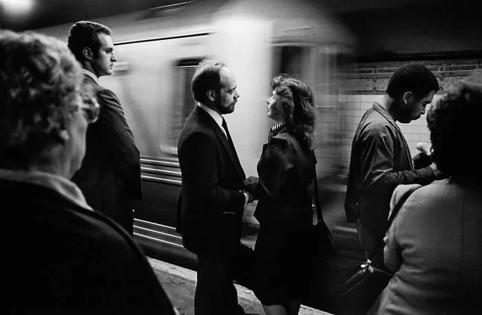 Una cuenta de Instagram sube fotografías urbanas que captan incidentes y encuentros aleatorios dentro de lugares públicos (30 nuevas fotos)