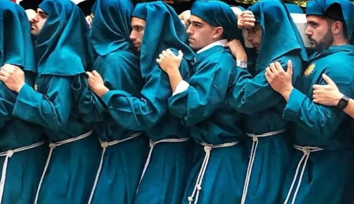 Una cuenta de Instagram sube fotografías urbanas que captan incidentes y encuentros aleatorios dentro de lugares públicos (30 nuevas fotos)