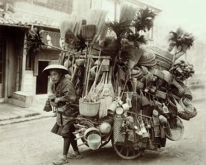 Un hombre vendiendo escobas y cestas. Japón, 1890-1896