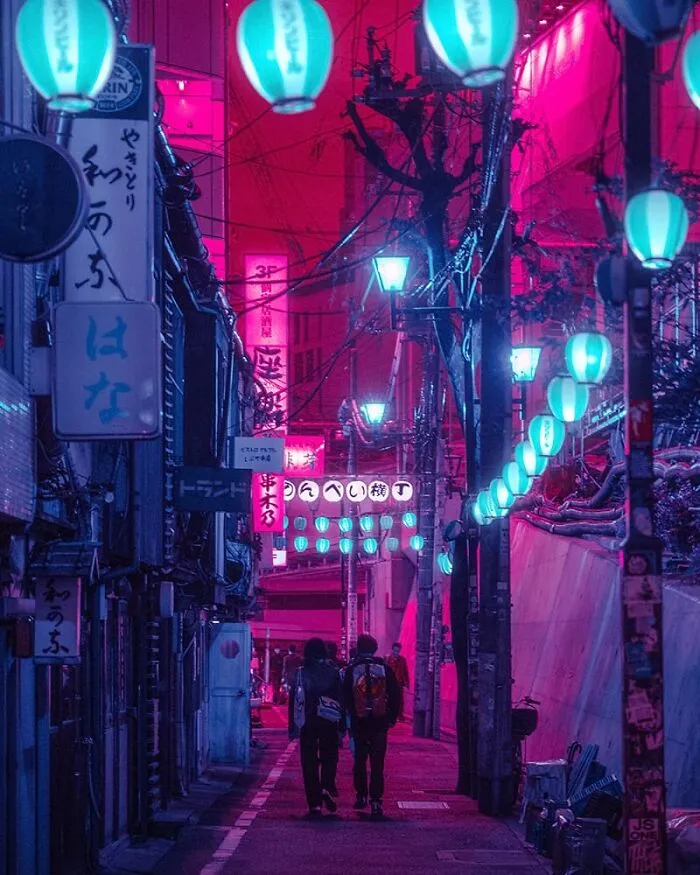 Exploré los callejones nocturnos de Tokio bajo las luces de neón y estas son 30 de las imágenes que tomé